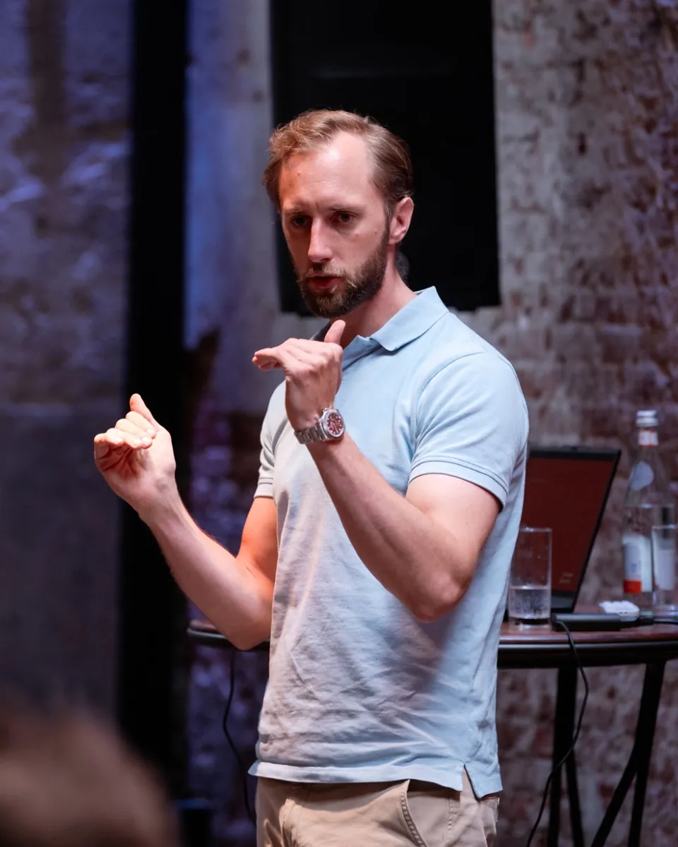 Paul Hoffman licht een punt toe tijdens een lezing